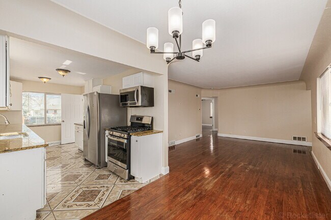 Building Photo - Lovely 5 Bed  / 2 bath in Boston Heights