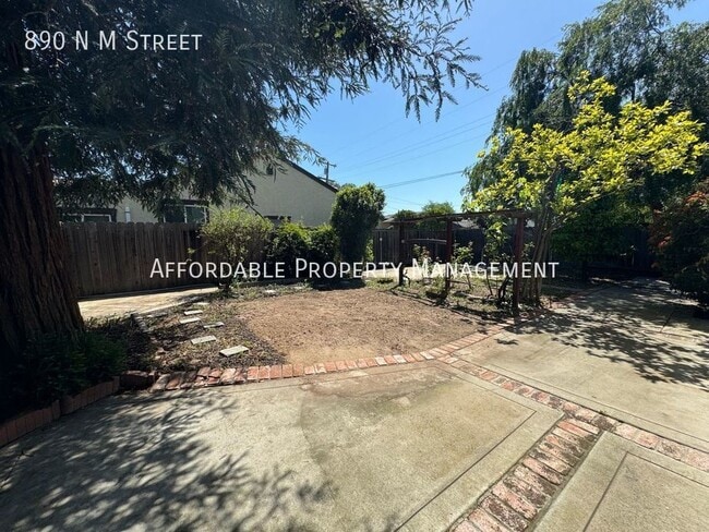 Building Photo - 890 N M St