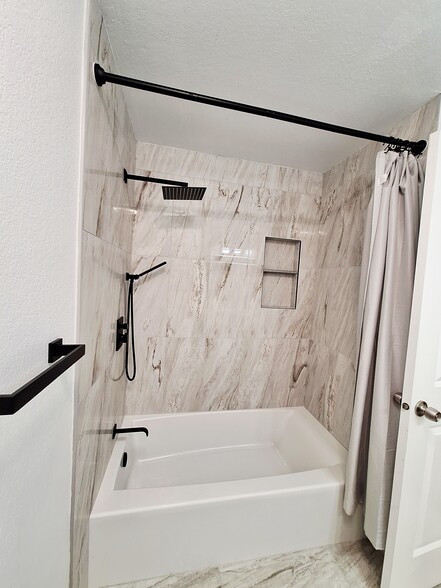 Guest Shower - 13454 95th Ave NE