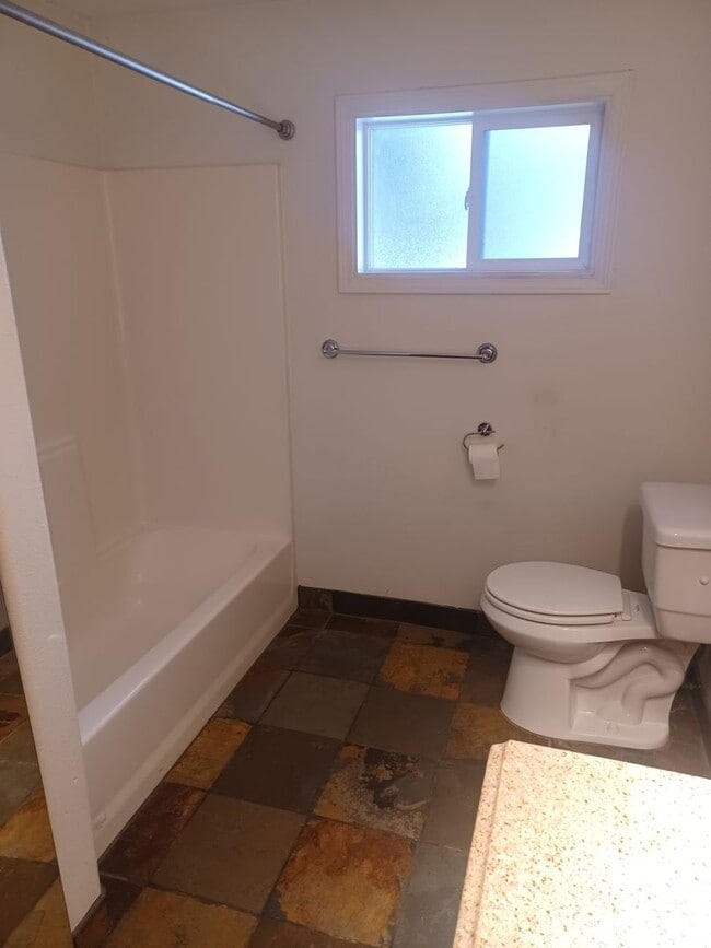 Building Photo - 3 Bedroom 2 Bath- House