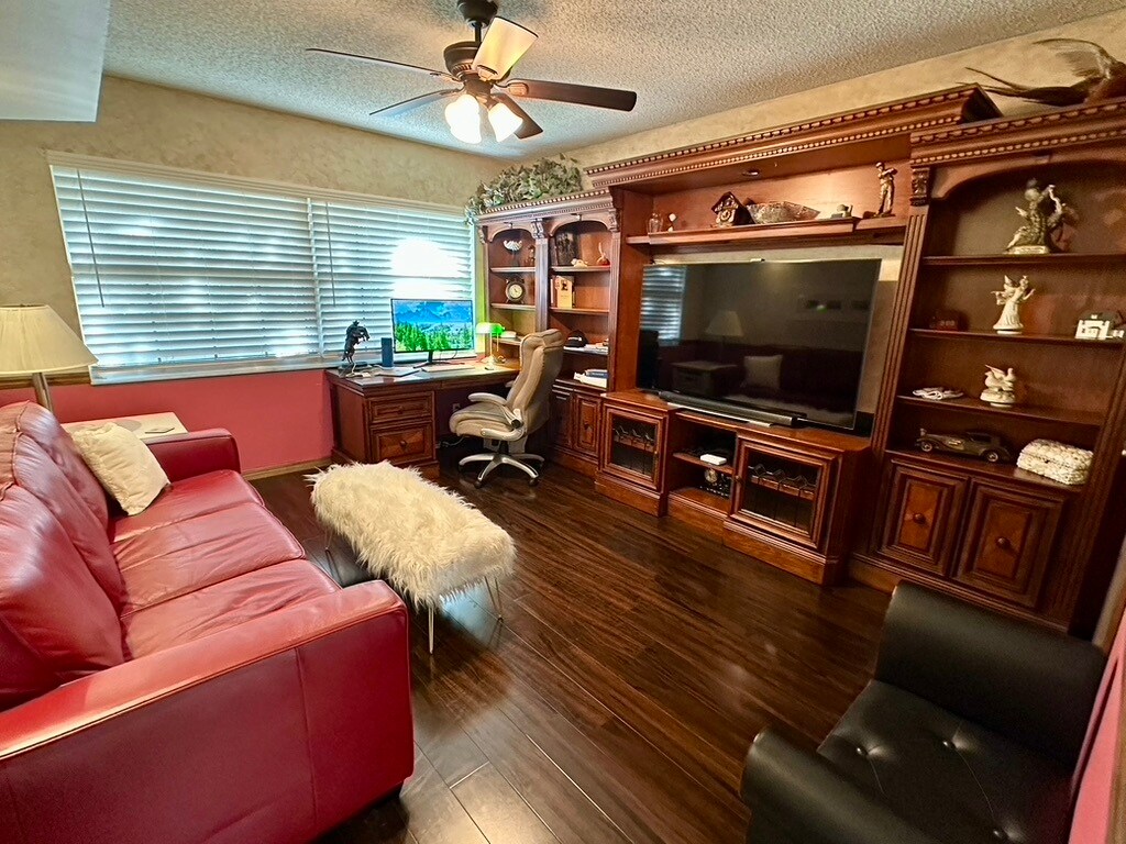 3rd Bedroom, office with queen pullout bed - 933 Cypress Grove Dr