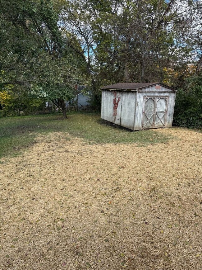 Building Photo - Just Remodeled! Conveniently located 3bdr/...