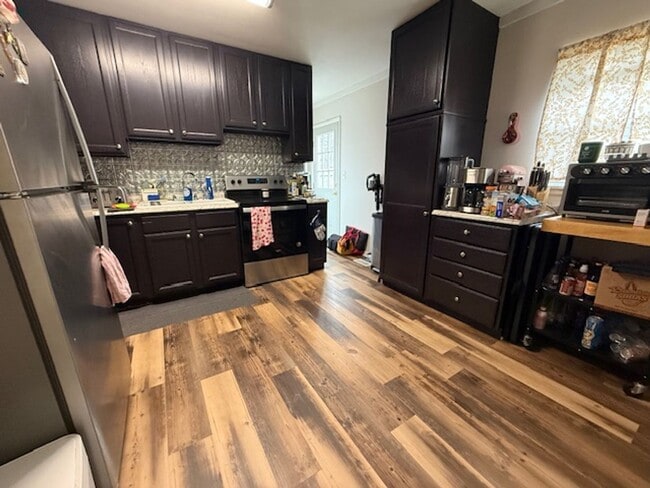 Building Photo - 3-Bedroom Home with Fenced Backyard