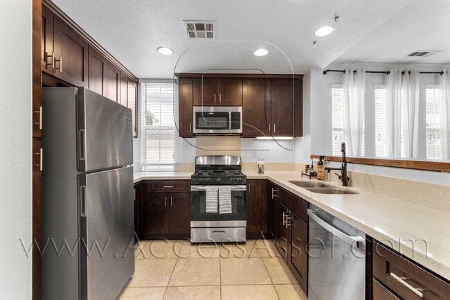 Building Photo - Spacious & Stylish 3 Bed/3.5 Bath Home In Temecula's Harveston Lake Community!