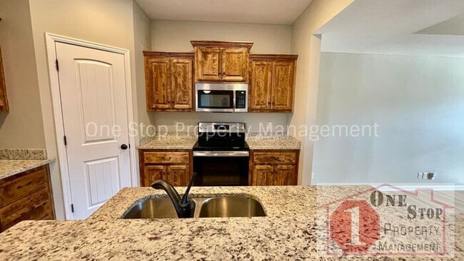 Building Photo - Gorgeous 4 bedroom, 2.5 bath home in Raymore!