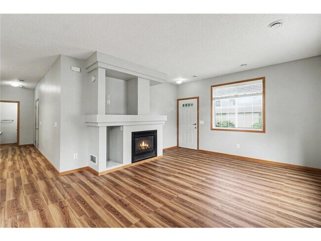 Building Photo - 130 River Woods Dr W