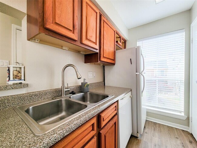 Building Photo - 3506 Cove View Blvd
