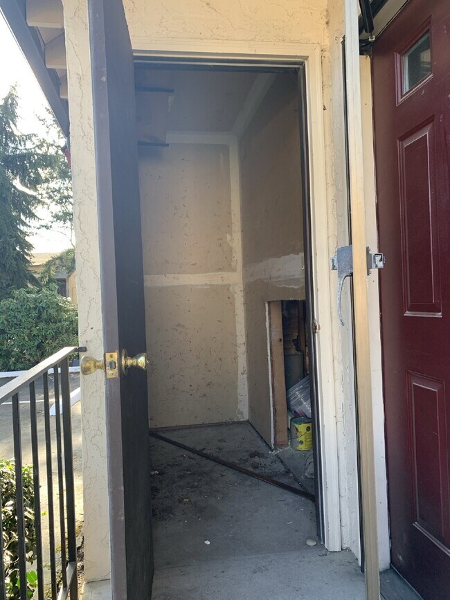 Building Photo - Townhome Available for Move-In!