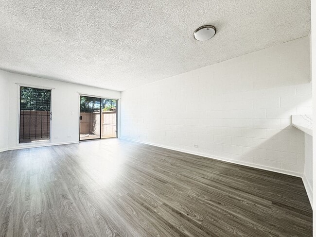 Building Photo - Recently Refreshed Makakilo Condo