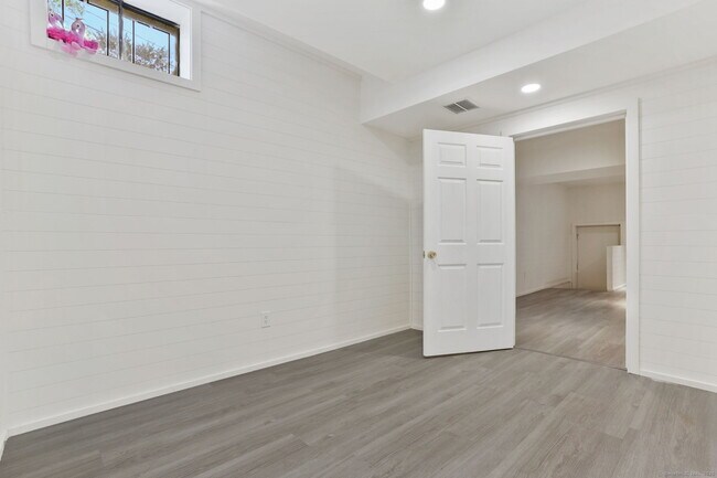 Building Photo - 36 Oak St