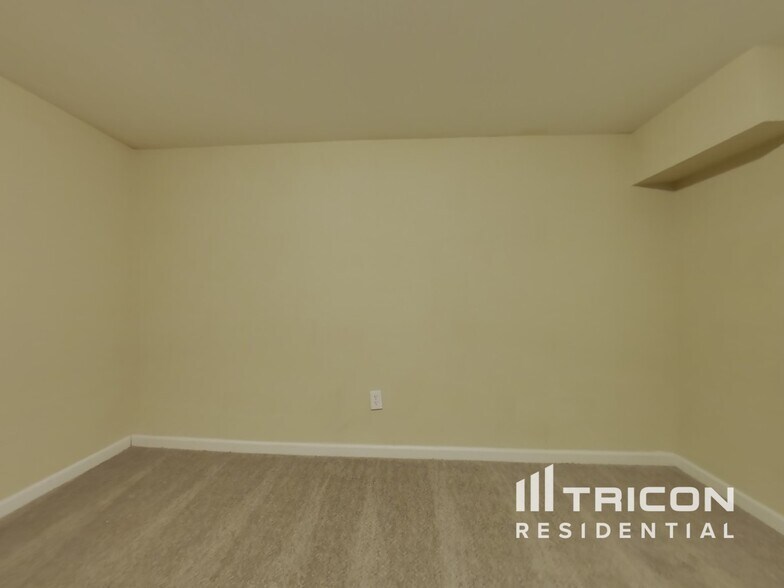 Building Photo - 5102 Lakewood Dr