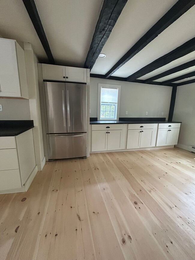 Building Photo - Beautiful renovated 5 bedroom 2.5 bath sin...