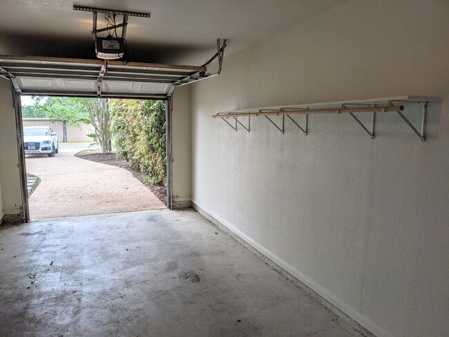 Building Photo - 106 Commercial Dr