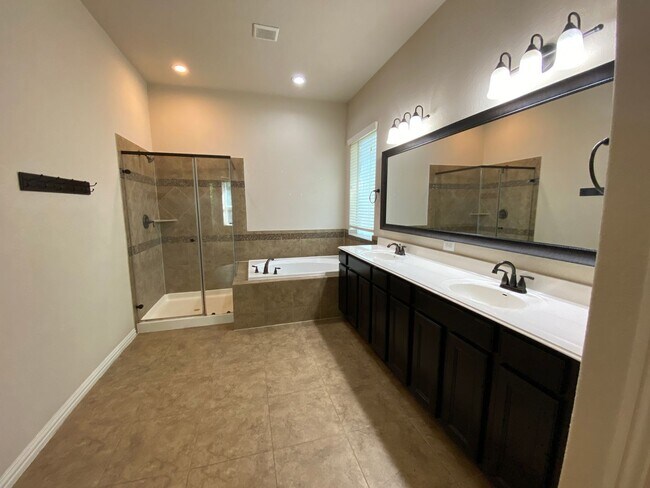 Building Photo - July Move-In Special