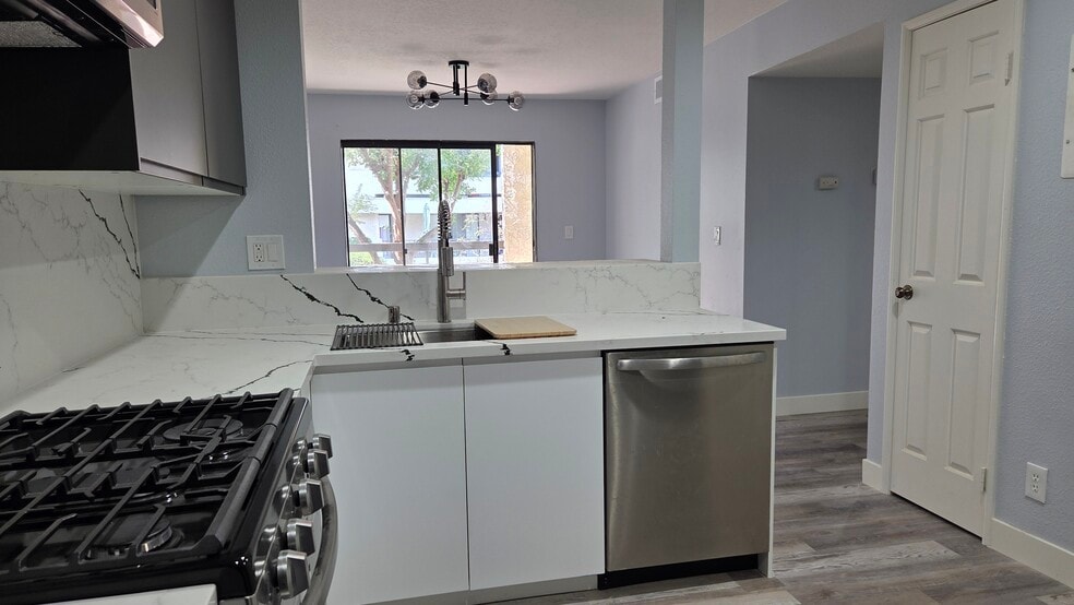 Building Photo - 21620 Burbank Blvd