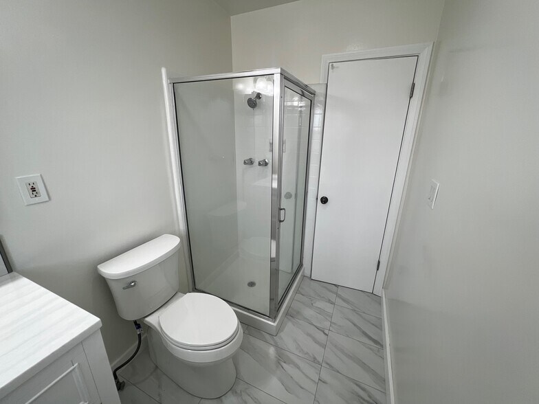 Building Photo - 323 S Francisca Ave