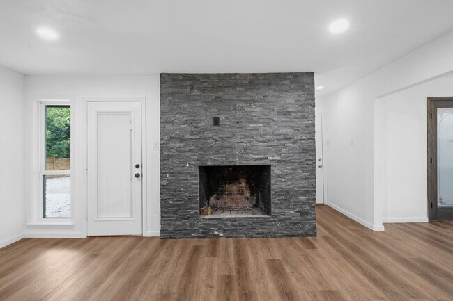 Building Photo - Fully Renovated Woodway Home