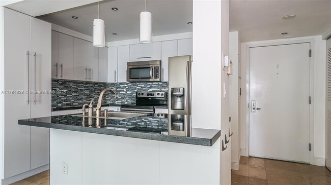 Building Photo - 1200 Brickell Bay Dr