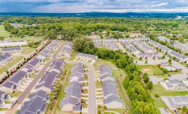 Building Photo - 731 Elmbrook Dr