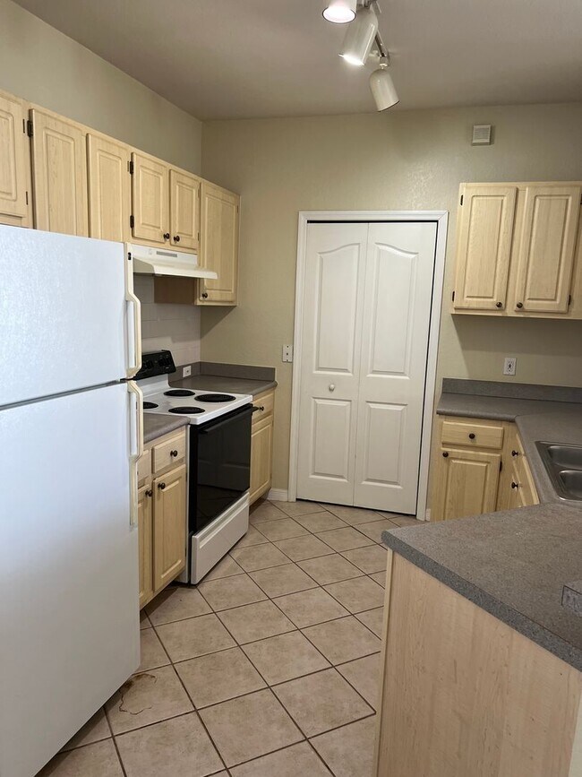 Building Photo - Maitland Area 2/2 Condo with Water View