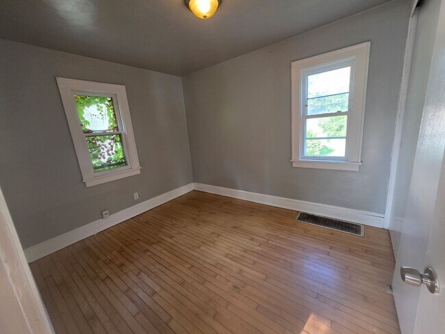 Building Photo - 3 Bedroom Single House Available NOW