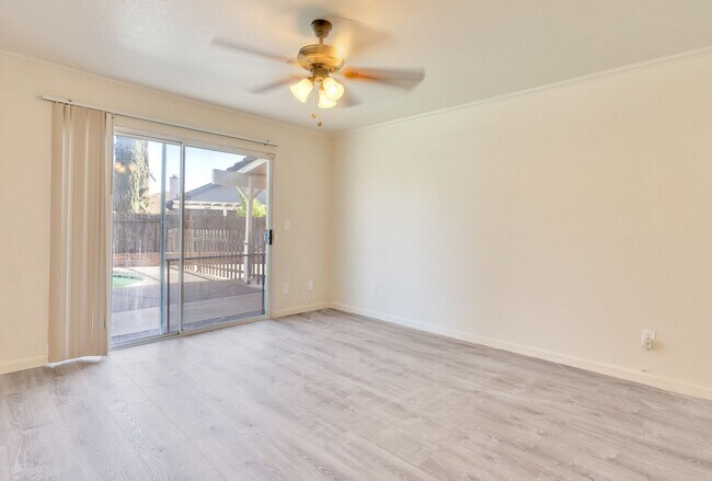Building Photo - BEAUTIFUL 4 BEDROOM HOME WITH SWIMMING POOL!
