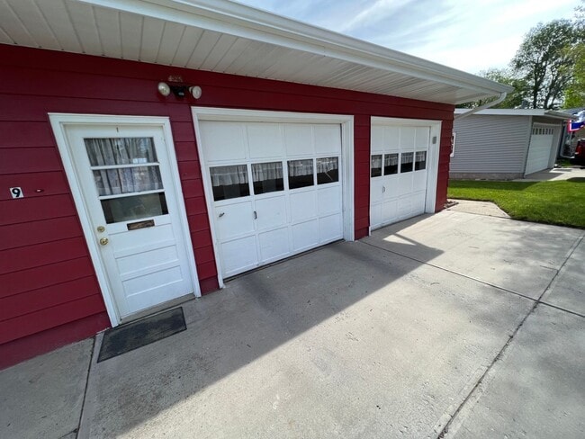 Building Photo - 429 E Pine St