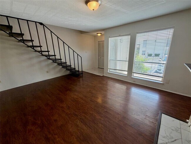 Building Photo - 6910 Hart Ln