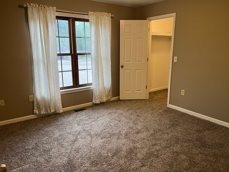 11'x11' main bedroom with walk-in closet - 114 N Third St