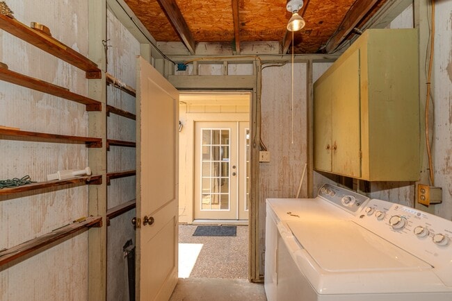 Building Photo - 495 Longmeadow Dr