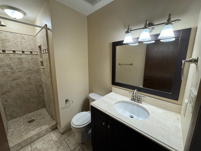 Building Photo - 3 bedroom 2 bath Springfield Home located ...