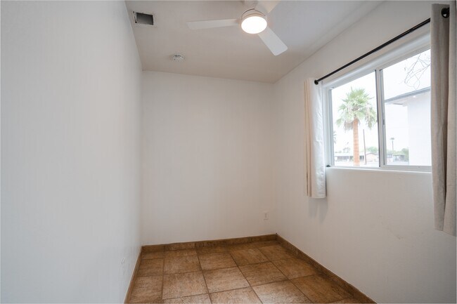 Building Photo - 1410 W Clarendon Ave