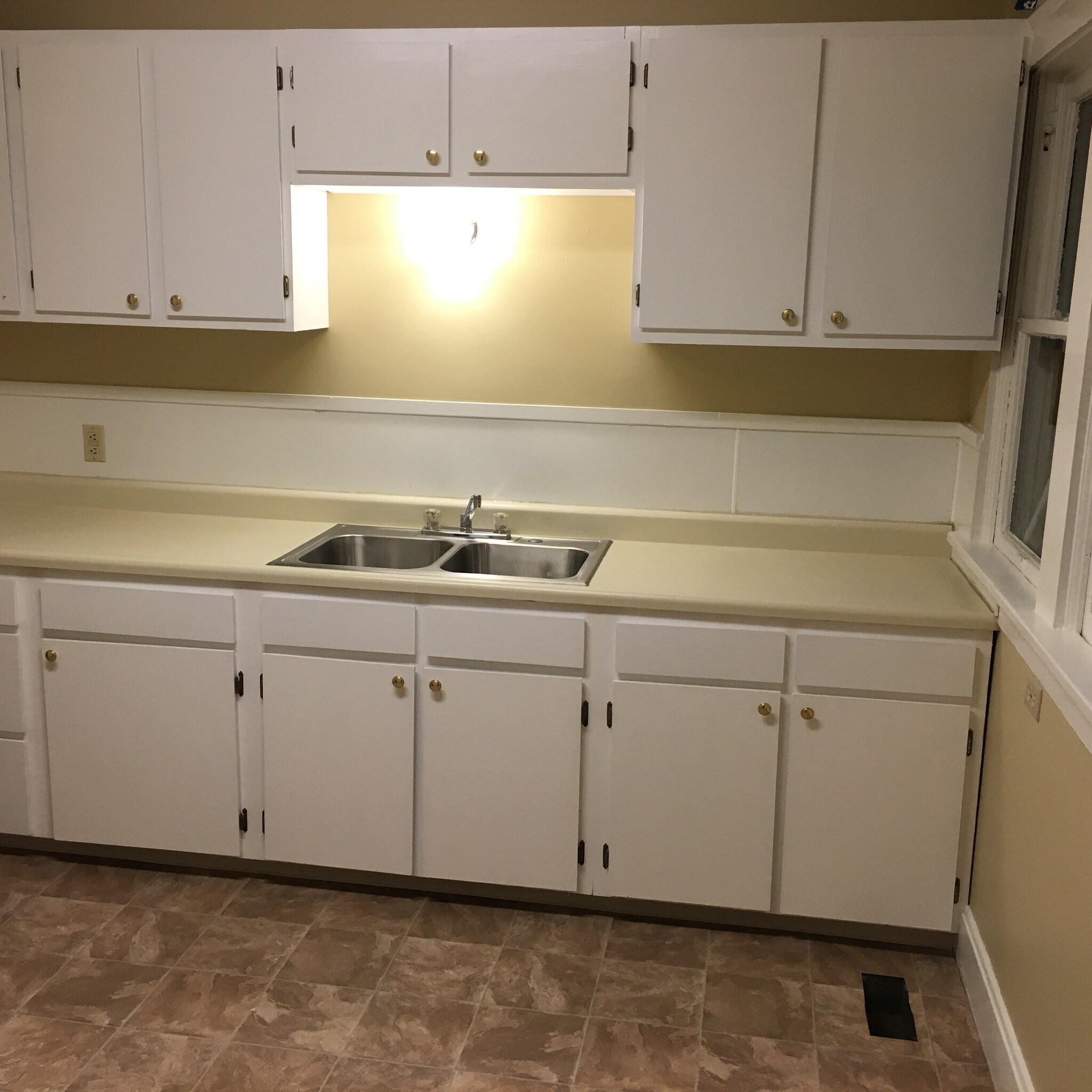 Kitchen with lots of storage - 7205 N Fiske Ave