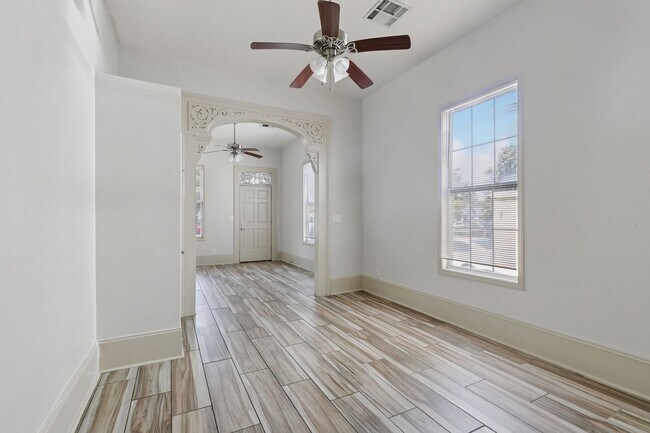 Building Photo - 2013 Almonaster Ave