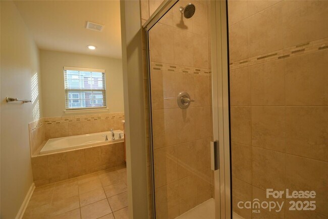Building Photo - 1606 Fleetwood Dr