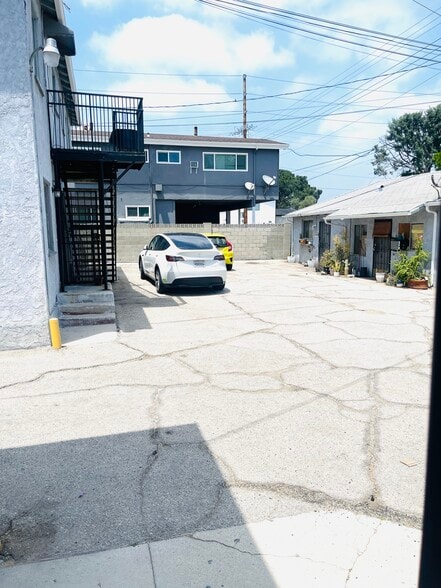 Building Photo - 5754 Vineland Ave
