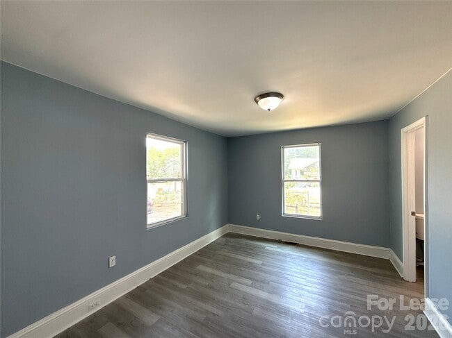 Building Photo - 207 Bradford Dr