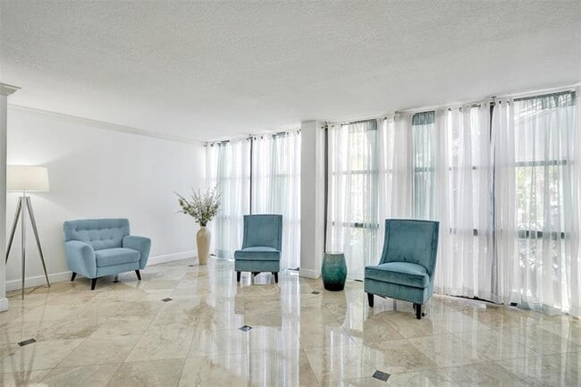 Building Photo - 1000 Parkview Dr