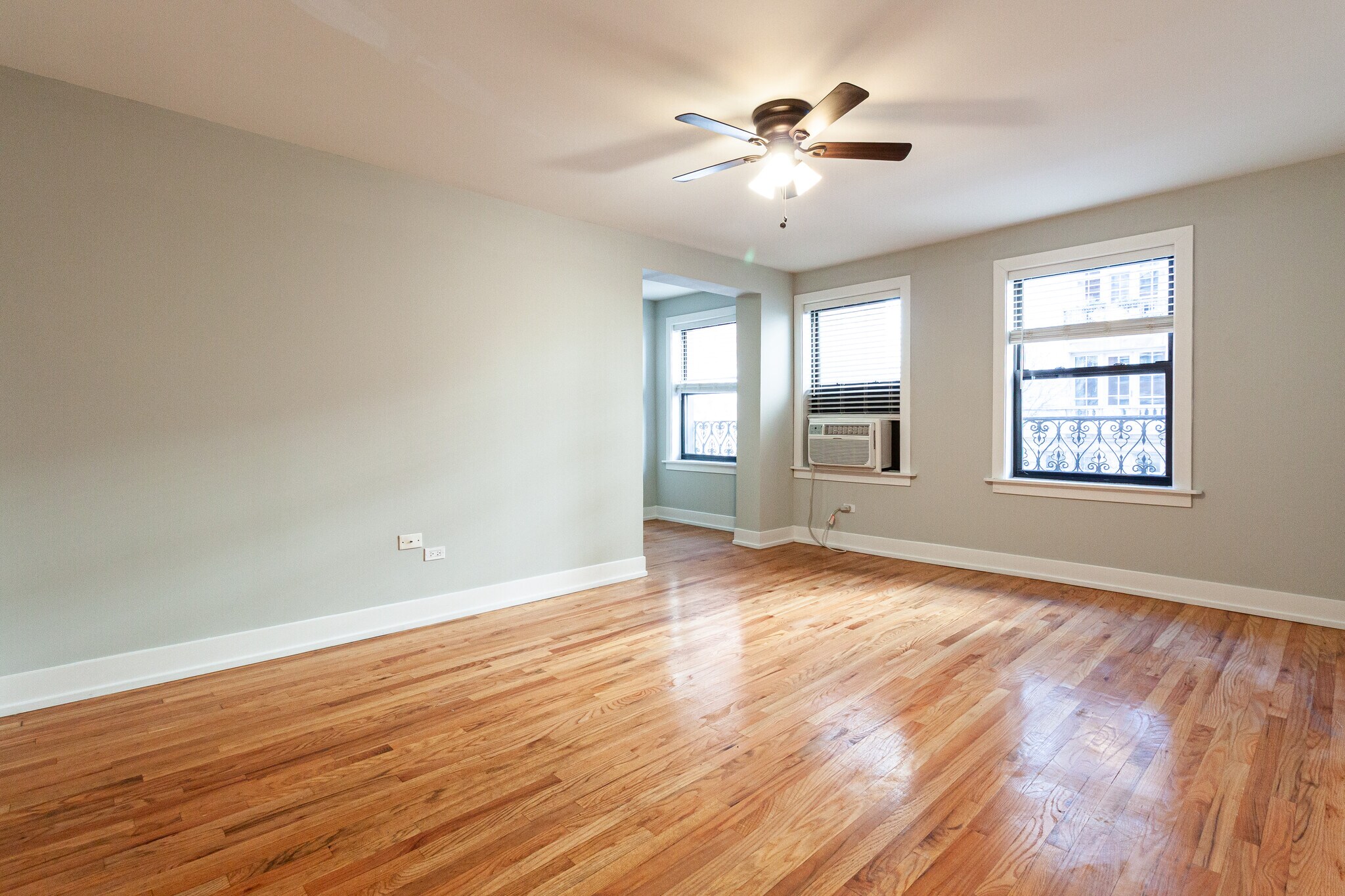 Building Photo - 435 W Roscoe St