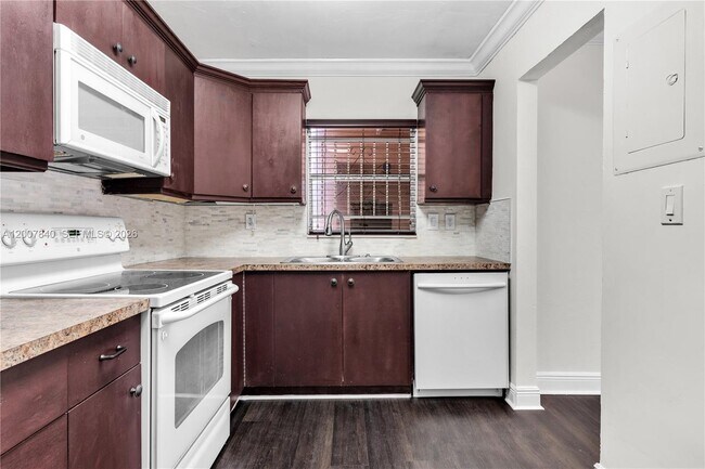 Building Photo - 13715 Kendale Lakes Cir