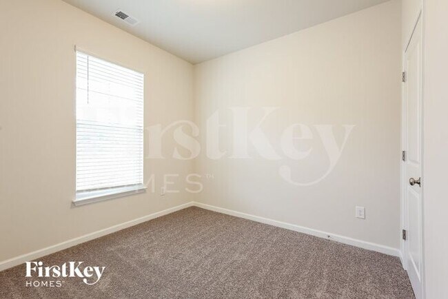 Building Photo - 427 Stonefence Dr