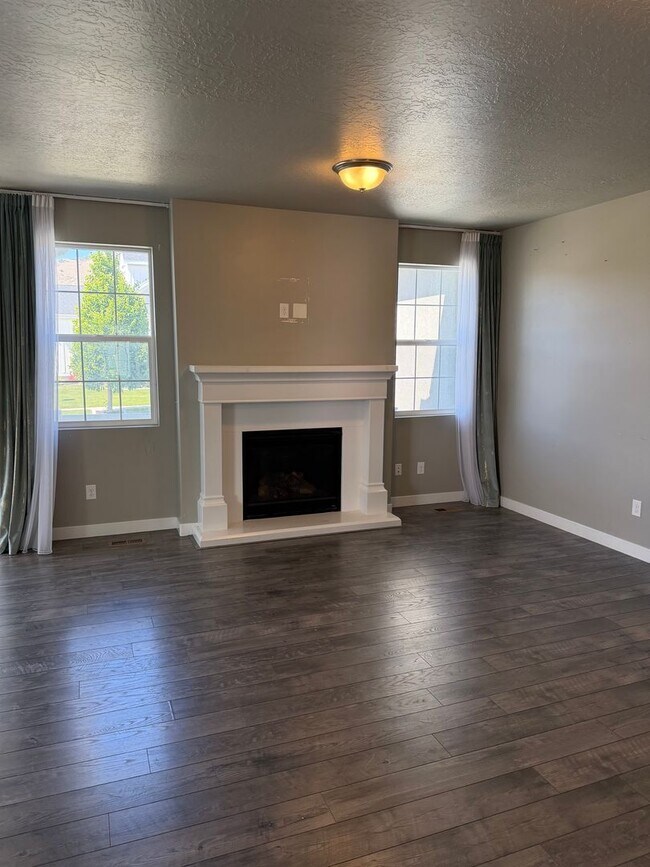Building Photo - Beautiful 5-Bedroom Home in Lehi - Plenty of Storage!