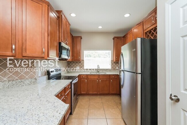 Building Photo - Limited Time Special Offer / 3 Bed/2.5 Bath Townhome with Garage / Pet-Friendly / Vouchers Accept...