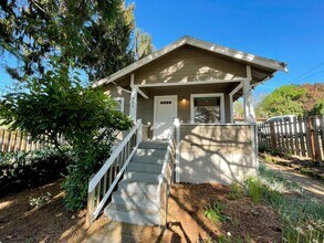 Building Photo - Charming 1920s Bungalow in Montavilla, Washer and Dryer Included!