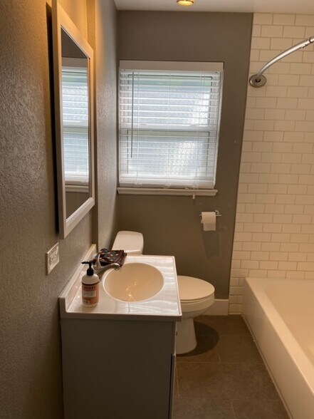 Building Photo - 3020 Eudora St