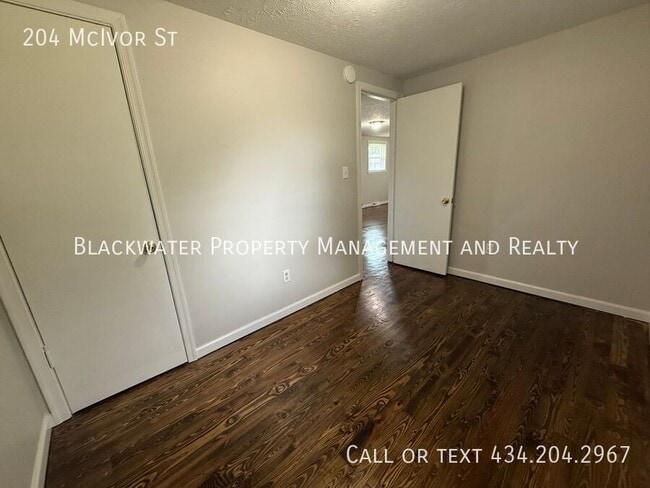 Building Photo - 204 McIvor St