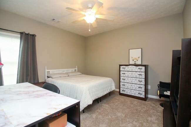Building Photo - Newer 3 bedroom, 2 bath Phenix City Home w...