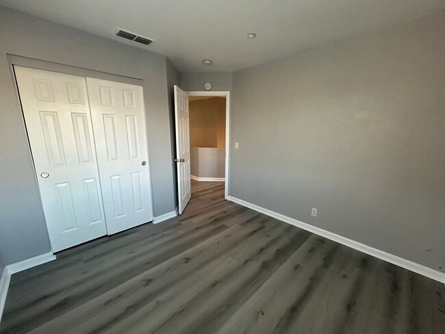 Building Photo - Newly Renovated 4 Bed 3 Bath Brentwood Home