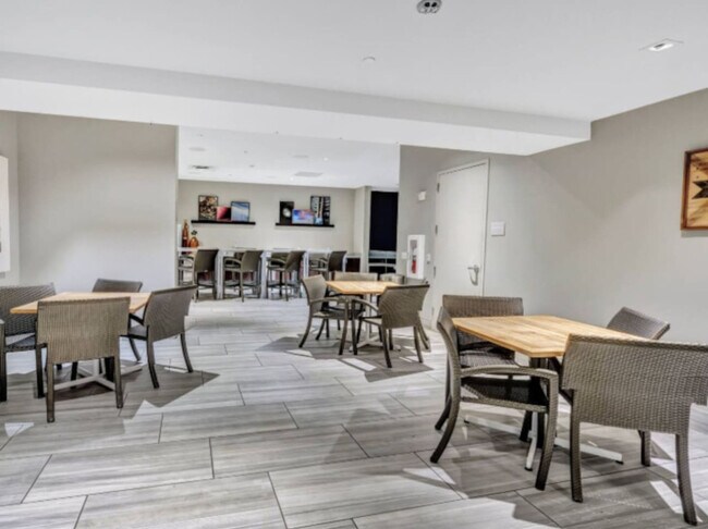 Building Photo - 1555 Elm St