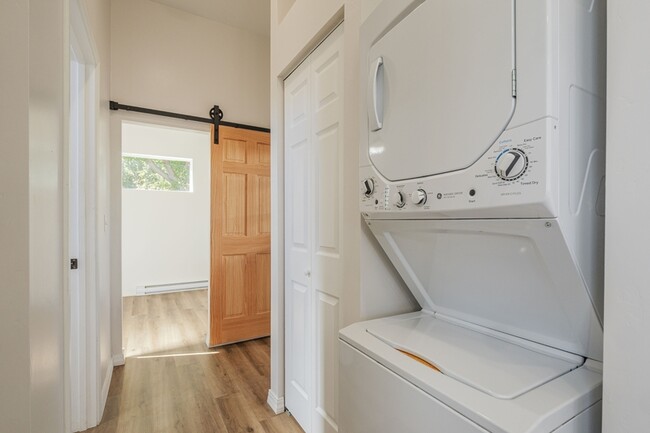 Building Photo - 303 Mountain View St